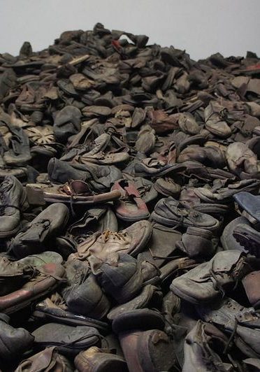 Un fragmento de la coleccion de loszapatos de los prisioneros